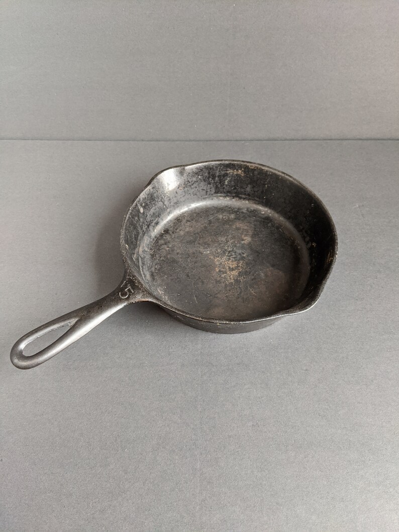 Vintage Unmarked Wagner 5 Cast Iron Skillet With Heat Ring Etsy