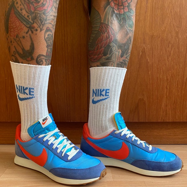 Années 1970-80 NIKE Blue Spell Out Chaussettes Unisexe non portée 10 « pied inférieur mais plus petit pied viendra plus haut ou plus grand pied plus bas sur la jambe Mollet