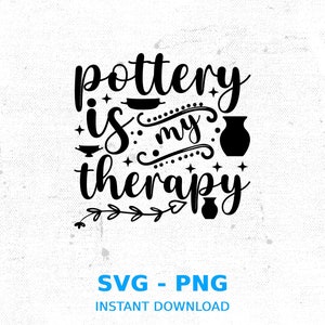 Op de afbeelding: Zwart-wit grafisch ontwerp met de tekst "Pottery is my therapy" met gestileerde potten en bloemen.