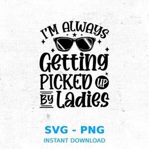 Puede incluir: Diseño gráfico en blanco y negro con el texto "I'm always getting picked up by ladies" con gafas de sol sobre el texto.