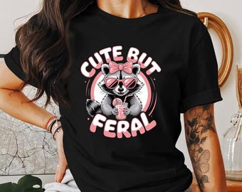 Leuke maar wilde wasbeer PNG, grappig retro T-shirtontwerp, schattige wasbeer PNG, trendy sublimatiekunst met strik, instant digitale download, DTF