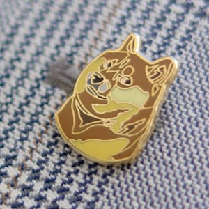 Dogecoin Pin Crypto (Gold) Cryptocurrency Groom Pin Badge - Groomsmen Wedding Gift - Suit Meme Doge Shiba Inu Pin - Fathers Day Gift