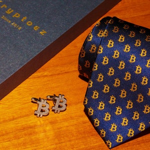 Bitcoin Tie & Cufflinks Set Blu Navy - 100% Seta. Consegnato in scatola di presentazione. Mens Cryptocurrency Crypto Groom Cravatta. Regalo groommen.