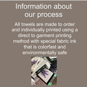 Op de afbeelding: Een close-up van een witte handdoek die wordt bedrukt met een lavendelbloemendesign op een direct-to-garment printer. De tekst "Information about our process" is zichtbaar boven de printer.