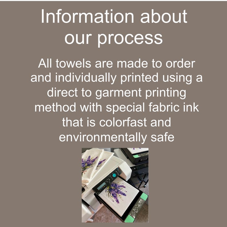 Op de afbeelding: Een close-up van een witte handdoek die wordt bedrukt met een lavendelbloemendesign op een direct-to-garment printer. De tekst "Information about our process" is zichtbaar boven de printer.