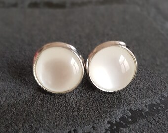 Ohrstecker weiß milchig Silber Fassung rund 10mm Ohrringe Accessoires dezent klein Glas Cabochon Geschenkidee Schmuck Elegant Creme Handmade