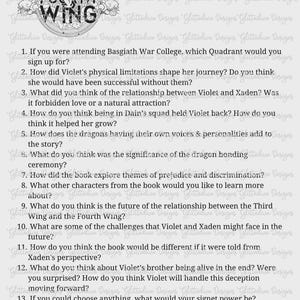 K&ouml;nnte beinhalten: Ein wei&szlig;es Blatt Papier mit dem Titel "Battle Brief" und dem Logo "Fourth Wing". Das Papier enth&auml;lt 15 Diskussionsfragen zum Buch, einschlie&szlig;lich Charakterbeziehungen, Themen und Handlungspunkten. Die Fragen sind in schwarzer Schrift.
