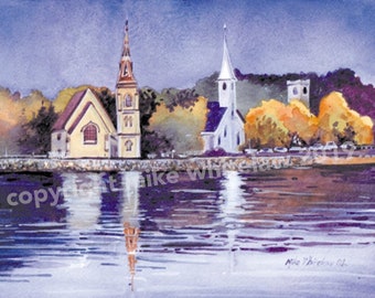 Puede incluir: Pintura acuarela de tres iglesias en un paseo marítimo con un reflejo de las iglesias en el agua. Las iglesias son blancas y amarillas con altas torres. El agua es azul claro con matices morados. El cielo es azul claro con matices morados. Los árboles son verdes y amarillos.