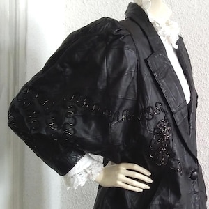 Veste en cuir extravagante des années 80, veste en cuir noire à manches dolman, veste brodée, veste en cuir patchwork à manches chauve-souris, taille L
