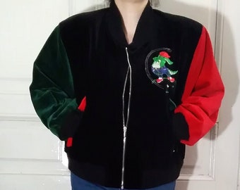 Bomber anni '80 unisex in velluto spalle imbottite coccodrillo ricamato sul retro e sul petto giacca in cotone trapuntata all'interno tre tasche con cerniera