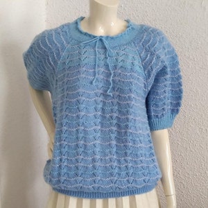 70er Jahre Blaue Strickbluse kurzarm Pullover handgestrickt Spitze Strickbluse gestreiftes Strickoberteil große Ärmel Bluse Pointelle Bluse Ösen Top
