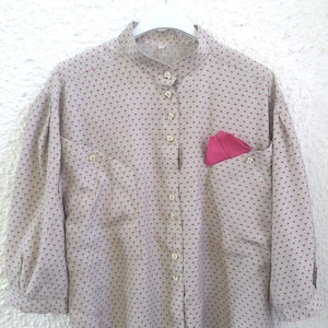 vintage 80s blouse puffy sleeves floral print color grey with fuchsia print tunic collar two big pockets with fake handkerckief