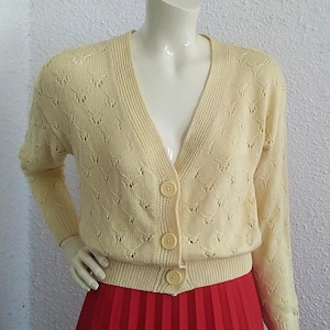 80er Jahre cropped Cardigan Ösen-Spitze-Strickjacke mit V-Ausschnitt, minimale Strickjacke pastellgelbe Strickjacke seidige pointelle Strickjacke romantische feminine Strickjacke