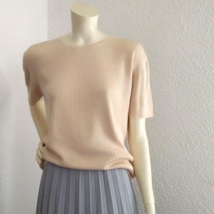 70er minimalistische Strickbluse neutrale beige Bluse gerippte Bluse schlichte Basicbluse Frühlingsbluse elegantes Statement Oberteil Kurzarm Top