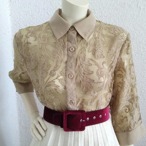 blusa transparente anos 90 blusa com estampa barroca blusa estampa renascentista blusa transparente blusa bege neutra camisa com botões blusa minimalista