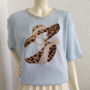 80 CIRO ESPOSITO nieuwigheid blouse dame met hoed geborduurde blouse pastelblauwe blouse met studs katoenen blouse lente blouse lichtblauwe top