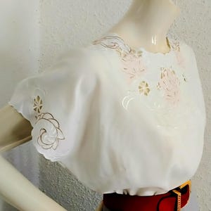 80-tals cutwork spetsblus viskosblus med hålmönster rosa blommig spetsblus broderad topp vågig blus romantisk cottagecore topp 14 amerikansk storlek