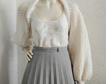 Boléro tricoté main en dentelle pointelle des années 70 à grandes manches, cardigan court ivoire au crochet, haussement d'épaules fait main