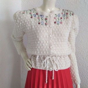 cardigan folk anni '80 delicato cardigan romantico cottagecore maglione con ricamo floreale cardigan peplo tirolese austriaco maglione di lana lavorato a mano