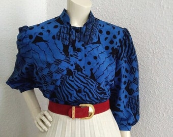 80er-Jahre-Bluse, Puffärmel, elegante Bluse, Bluse im Tunika-Stil, abstrakte Druckbluse, schwarz-blaue Bluse, Sommerbluse, Statement-Bluse
