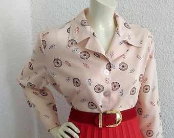 Bluzka z wzorem paisley z lat 70., pastelowy łososiowy róż, elegancki dekolt w serek