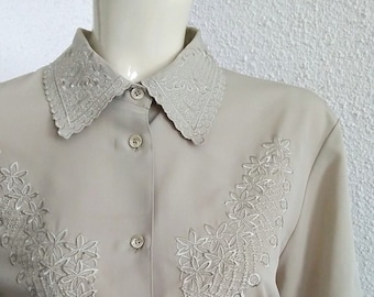 80er-Jahre bestickte Blumenbluse, neutrales dunkelbeiges Hemd, Hemd mit Knöpfen, Statement-Bluse, romantische minimalistische Bluse, Canda-Bluse in Größe 42
