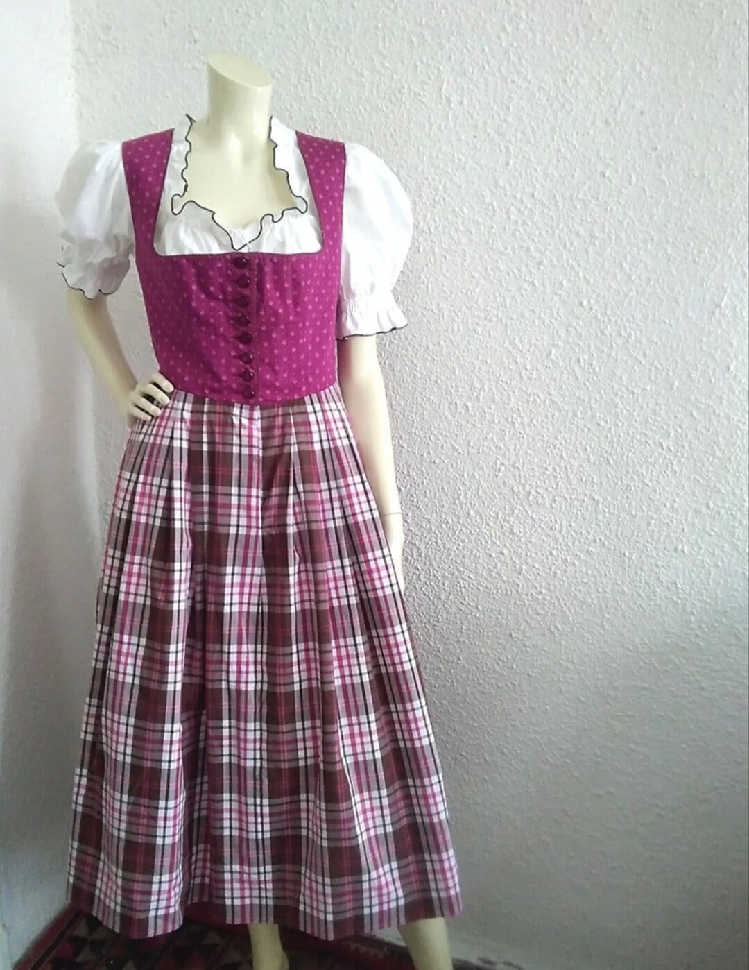 90 年代のオーストリアの民族衣装、チェック柄の伝統的なトラハテン