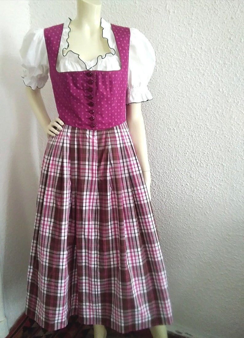 90 年代のオーストリアの民族衣装、チェック柄の伝統的なトラハテン