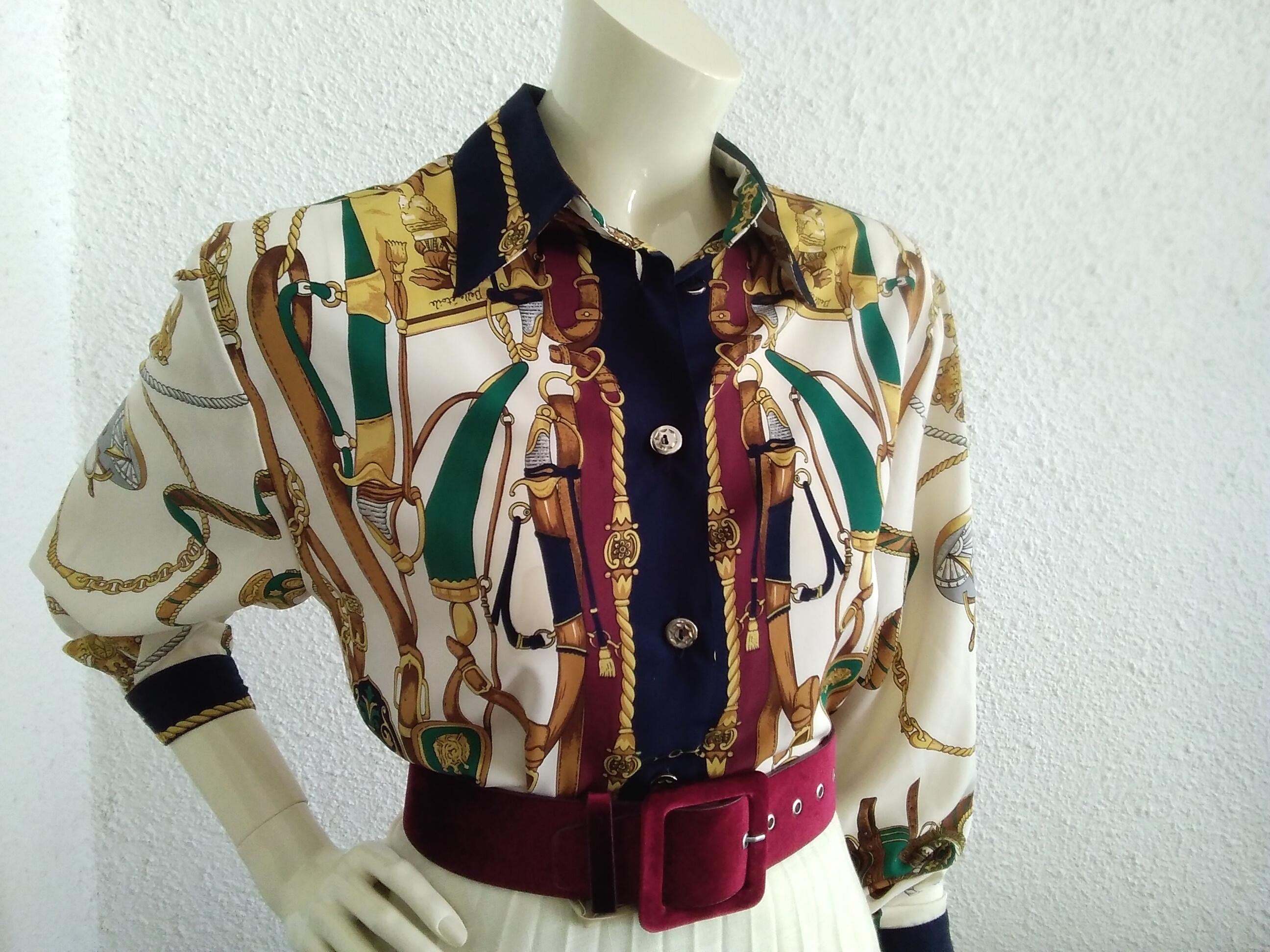 80年代のポップアートブラウス、チェーンプリントトップ、バロック紋章 