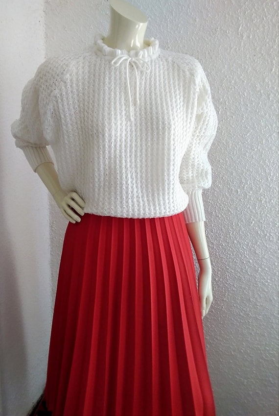 60s-70s romantic sweater feminine retro pullover white ribbed jumper delicate ruffled ribbon collar minimalist simple basic jumper