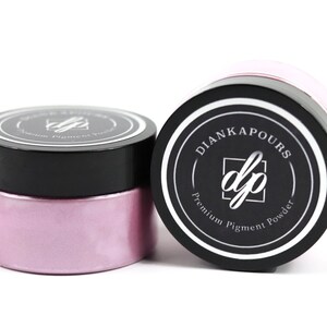 Pu&ograve; includere: Due piccoli barattoli di polvere di pigmento metallico rosa. I barattoli sono etichettati con "Dianka Pours" e "Polvere di pigmento premium".