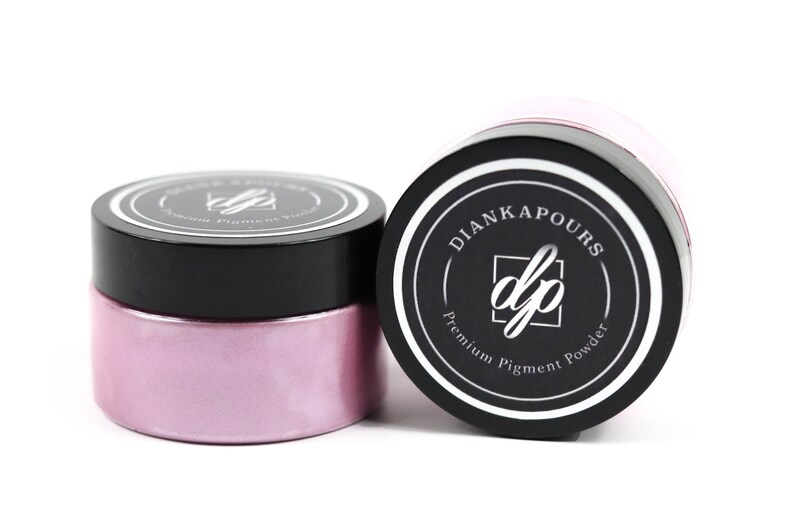Pu&ograve; includere: Due piccoli barattoli di polvere di pigmento metallico rosa. I barattoli sono etichettati con "Dianka Pours" e "Polvere di pigmento premium".