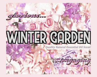 Puede incluir: Primer plano de un fondo floral con el texto "Winter Garden" en letras blancas en negrita con contorno negro. Debajo del texto se encuentra la frase "Quality Natural Essential Oil Scent".