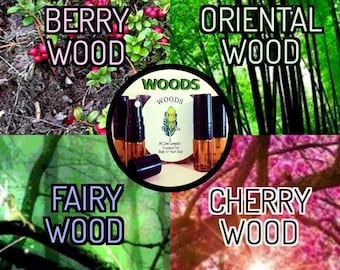 Puede incluir: Cuatro pequeños frascos de mezclas de aceites esenciales etiquetados como "Berry Wood", "Oriental Wood", "Fairy Wood" y "Cherry Wood". Los frascos están dispuestos en un círculo alrededor de una etiqueta que dice "Woods Earth Tone Herbals (4) 2ml samples Essential Oil Body & Hair Mist"