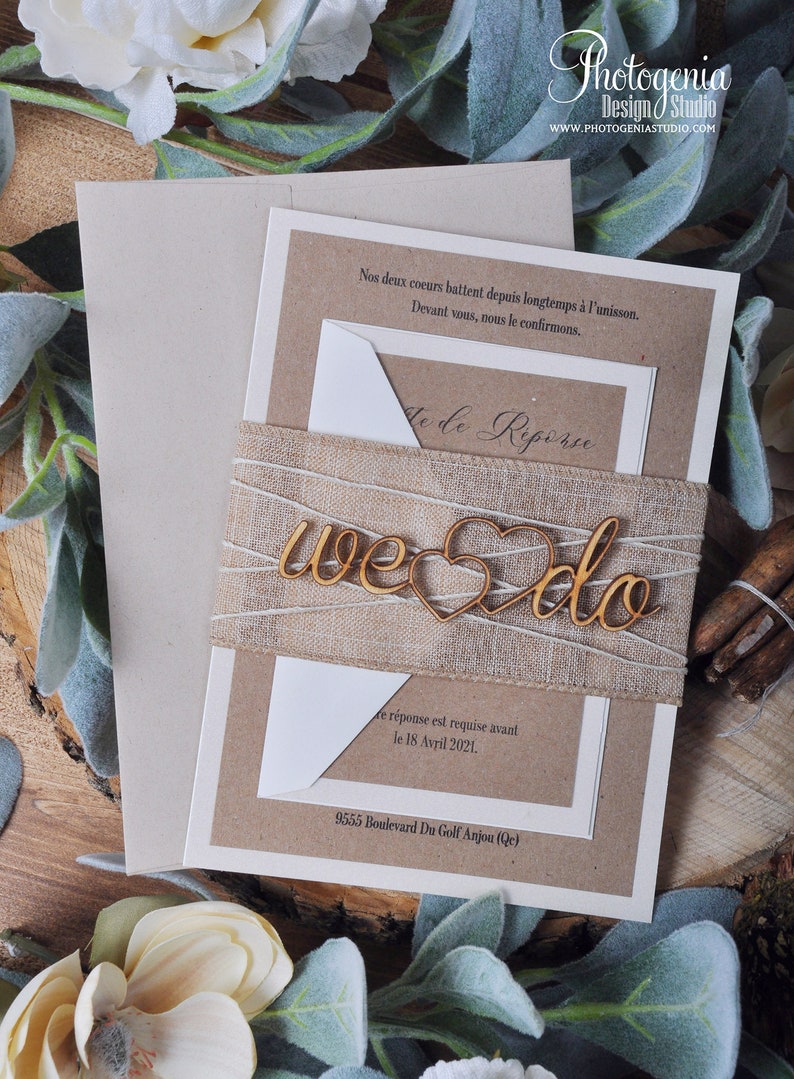 K&ouml;nnte beinhalten: Eine rustikale Hochzeitseinladung mit braunem Papierhintergrund und einem umgeschlungenen Juteband. Die Einladung enth&auml;lt die Worte "Nos deux coeurs battent depuis longtemps &agrave; l'unisson. Devant vous, nous le confirmons." und "Le de R&eacute;ponse". Die Einladung enth&auml;lt auch einen Holzausschnitt der Worte "we do" mit einem Herzen in der Mitte.