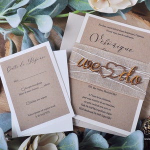 K&ouml;nnte beinhalten: Eine rustikale Hochzeitseinladung mit braunem Papierhintergrund und einem Juteband. Die Einladung zeigt die Worte "we do" in Holzbuchstaben mit Herzen. Der Text auf der Einladung lautet "Veronique" und enth&auml;lt das Datum, die Uhrzeit und den Ort der Hochzeit.