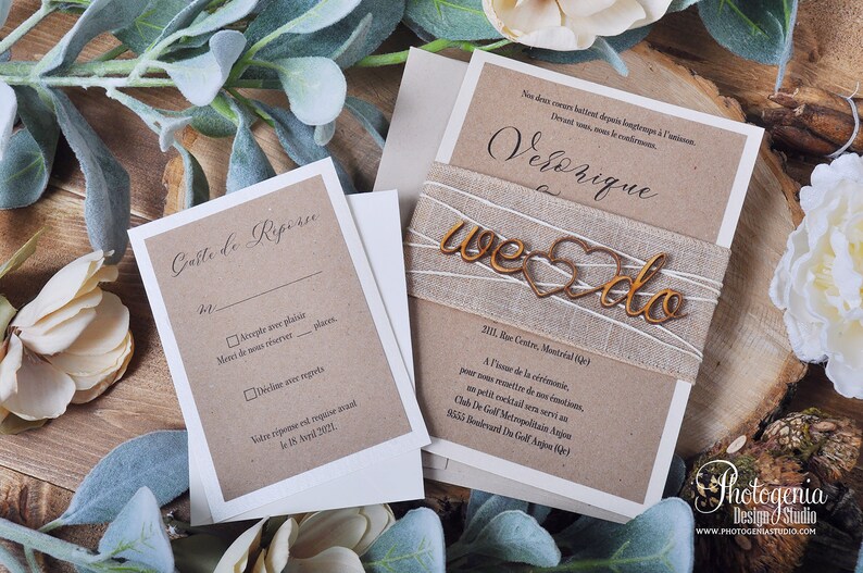 K&ouml;nnte beinhalten: Eine rustikale Hochzeitseinladung mit braunem Papierhintergrund und einem Juteband. Die Einladung zeigt die Worte "we do" in Holzbuchstaben mit Herzen. Der Text auf der Einladung lautet "Veronique" und enth&auml;lt das Datum, die Uhrzeit und den Ort der Hochzeit.
