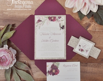 Invitación de boda de Borgoña Petal Fold, Invitación de boda floral con banda del vientre, Invitación de purpurina, Invitación de Borgoña y oro
