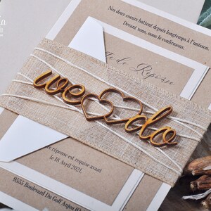 K&ouml;nnte beinhalten: Rustikale Hochzeitseinladung in Braun und Wei&szlig;. Die Einladung zeigt ein Leinenband mit einem h&ouml;lzernen "we do" Schild und einem Herz. Der Text auf der Einladung lautet: "Nos deux coeurs battent depuis longtemps &agrave; l'unisson. Devant vous, nous le confirmons. Le de Reperse e r&eacute;ponse est requise avant le 18 Avril 2021. 9555 Boulevard Du Golf Anjou (