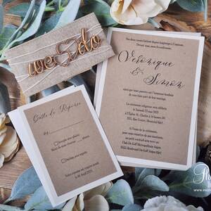 K&ouml;nnte beinhalten: Eine rustikale Hochzeitseinladungssuite mit einem Hintergrund aus Kraftpapier. Die Einladung zeigt die Namen des Paares, "Veronique & Simon", in eleganter Kalligraphie. Die RSVP-Karte enth&auml;lt ein Kontrollk&auml;stchen zum Akzeptieren oder Ablehnen der Einladung. Die Einladung ist mit einem h&ouml;lzernen "we do"-Schild und Gr&uuml;npflanzen verziert.