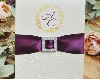 Invitación de bolsillo en relieve de lujo, clásica, invitación de boda, invitación de ciruela y marfil con hebilla de diamantes de imitación plateada