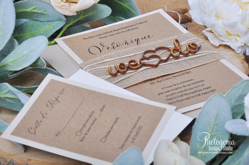 K&ouml;nnte beinhalten: Eine rustikale Hochzeitseinladung mit braunem Papierhintergrund und einem Juteband. Die Einladung zeigt ein Holzschild mit der Aufschrift "We Do" und einem Herz in der Mitte. Der Text auf der Einladung lautet "Veronique" und "2111, Rue Centre, Montreal (H1Y)".