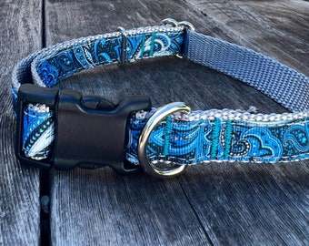Könnte beinhalten: Ein blaues und graues Hundehalsband mit Paisley-Muster. Das Halsband hat eine schwarze Kunststoffschnalle und silberne Metall-D-Ringe.