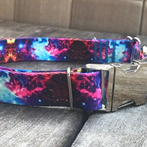 Puede incluir: Un collar de perro colorido con estampado de galaxia y hebilla plateada. El collar est&aacute; hecho de nailon duradero y es ajustable para un ajuste c&oacute;modo.