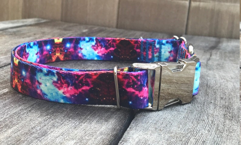 Puede incluir: Un collar de perro colorido con estampado de galaxia y hebilla plateada. El collar est&aacute; hecho de nailon duradero y es ajustable para un ajuste c&oacute;modo.