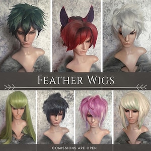 Può includere: Una collezione di otto parrucche in vari stili e colori, esposte su teste di manichini. Le parrucche includono tonalità di verde, rosso, bianco, nero e rosa. È visibile anche il testo "FEATHER WIGS" e "COMISSIONS ARE OPEN".