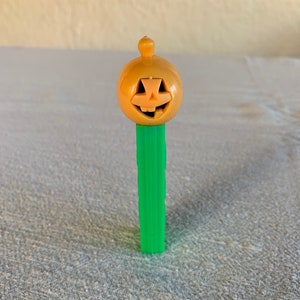 Jack-O-Lantern PEZ Dispenser / No Feet / 80&#39;s Fashion / Vintage