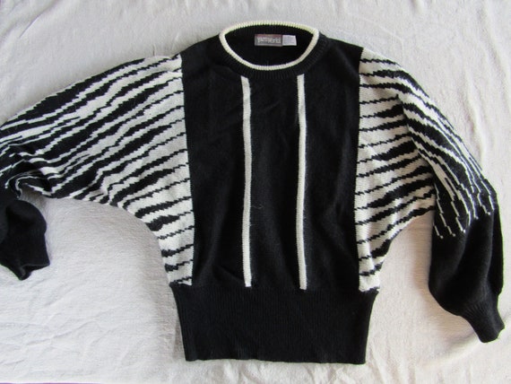 Black and White Abstract Patterned Sweater/ Mediu… - image 5