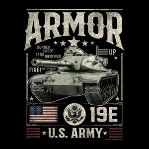 Puede incluir: Un diseño gráfico de estilo vintage que presenta un tanque militar con las palabras "ARMOR", "GUNNER", "SABOT", "TANK IDENTIFIED", "FIRE! ON THE WAY!" y "UP" en una fuente desgastada. El diseño también incluye una bandera estadounidense, un sello con un águila y el texto "19E" y "U.S. ARMY".