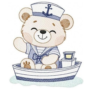 Op de afbeelding: Een schattige cartoonbeer met een matrozenpet en een gestreept shirt zit in een klein bootje. Het bootje heeft een klein lampje achterop. De beer glimlacht en zwaait. De afbeelding is in cartoon-stijl en perfect voor een kinderkamer of babykamer.